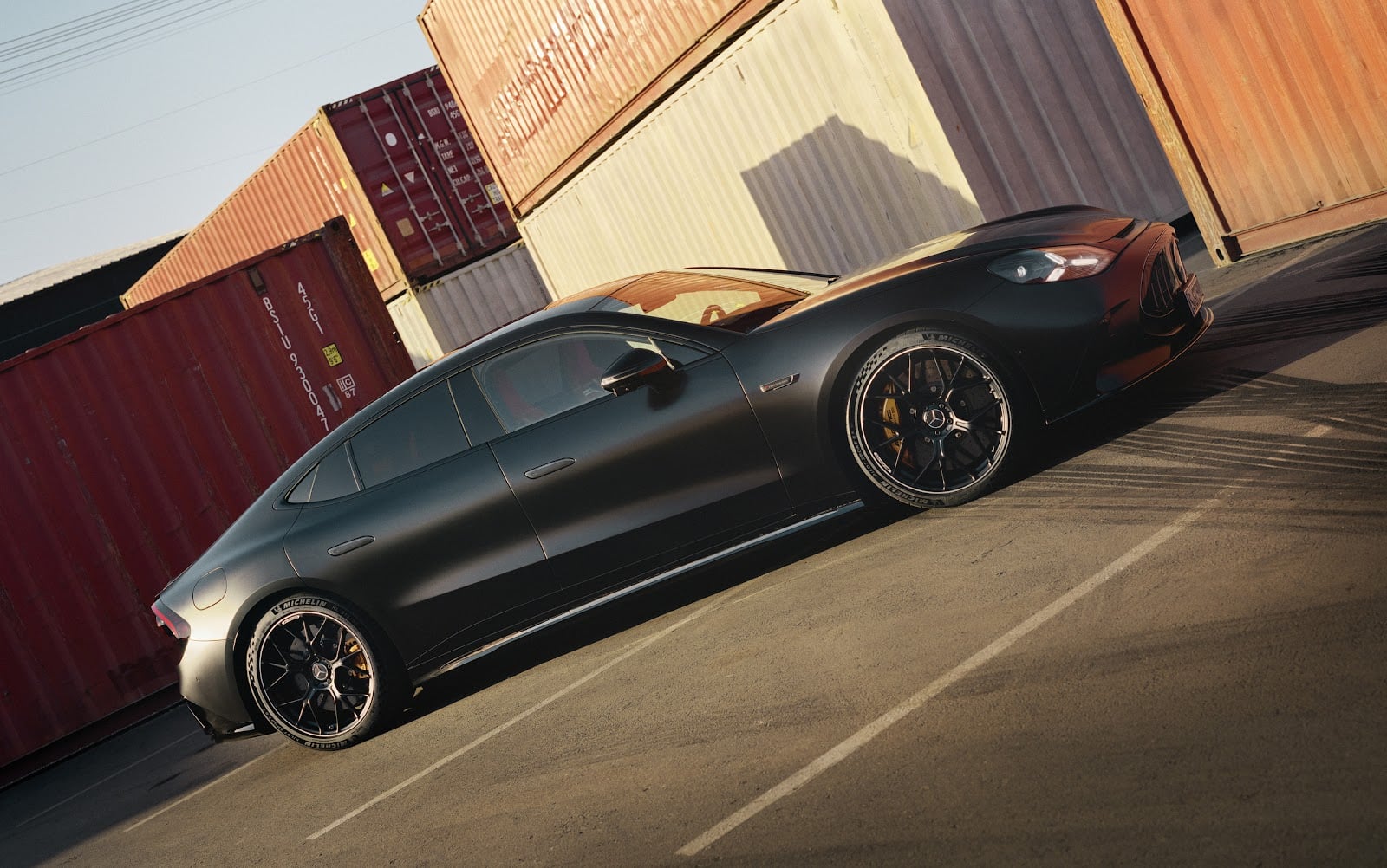 „TOO HARD TO RESIST“: Start der globalen Markenkampagne mit Brad Pitt als Botschafter des neuen Mercedes AMG GT 4 Türer Coupés “TOO HARD TO RESIST”: Launch of the global brand campaign with Brad Pitt as Brand Ambassador of the new Mercedes AMG G
