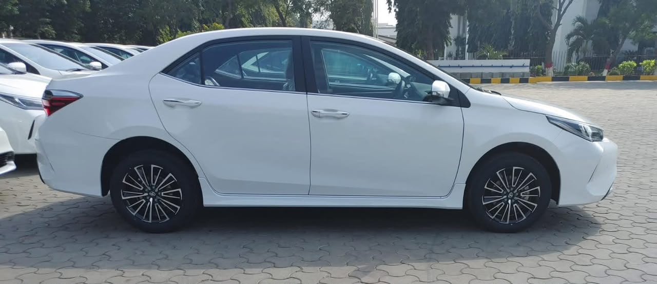 Toyota Corolla X Paquistão lateral