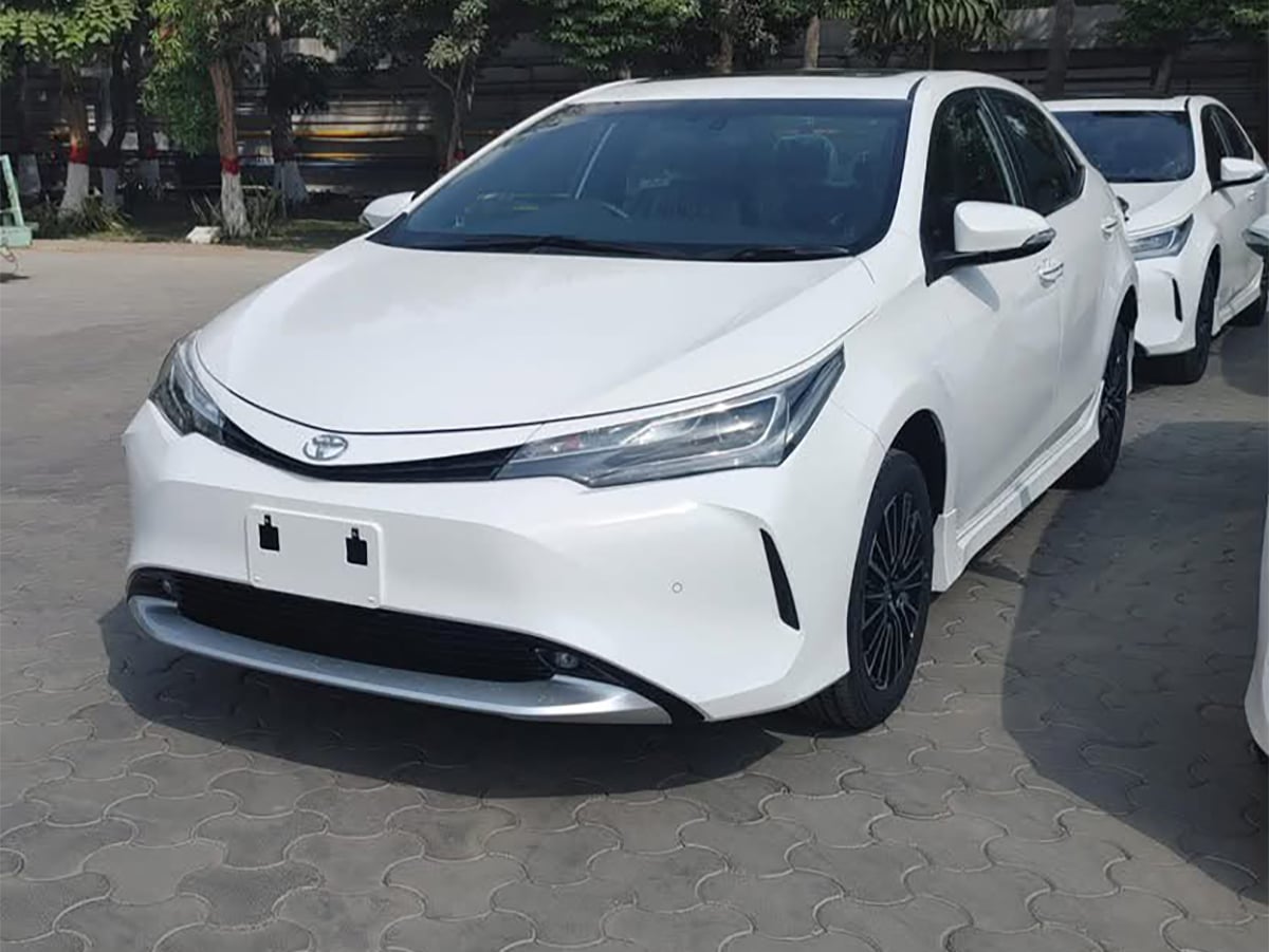 Corolla antigo ganha novo visual e segue em produção no Paquistão