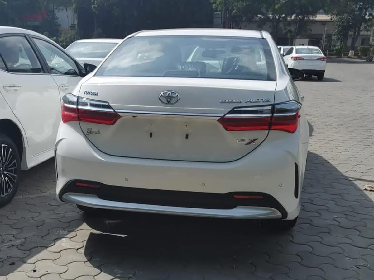Toyota Corolla X Paquistão traseira