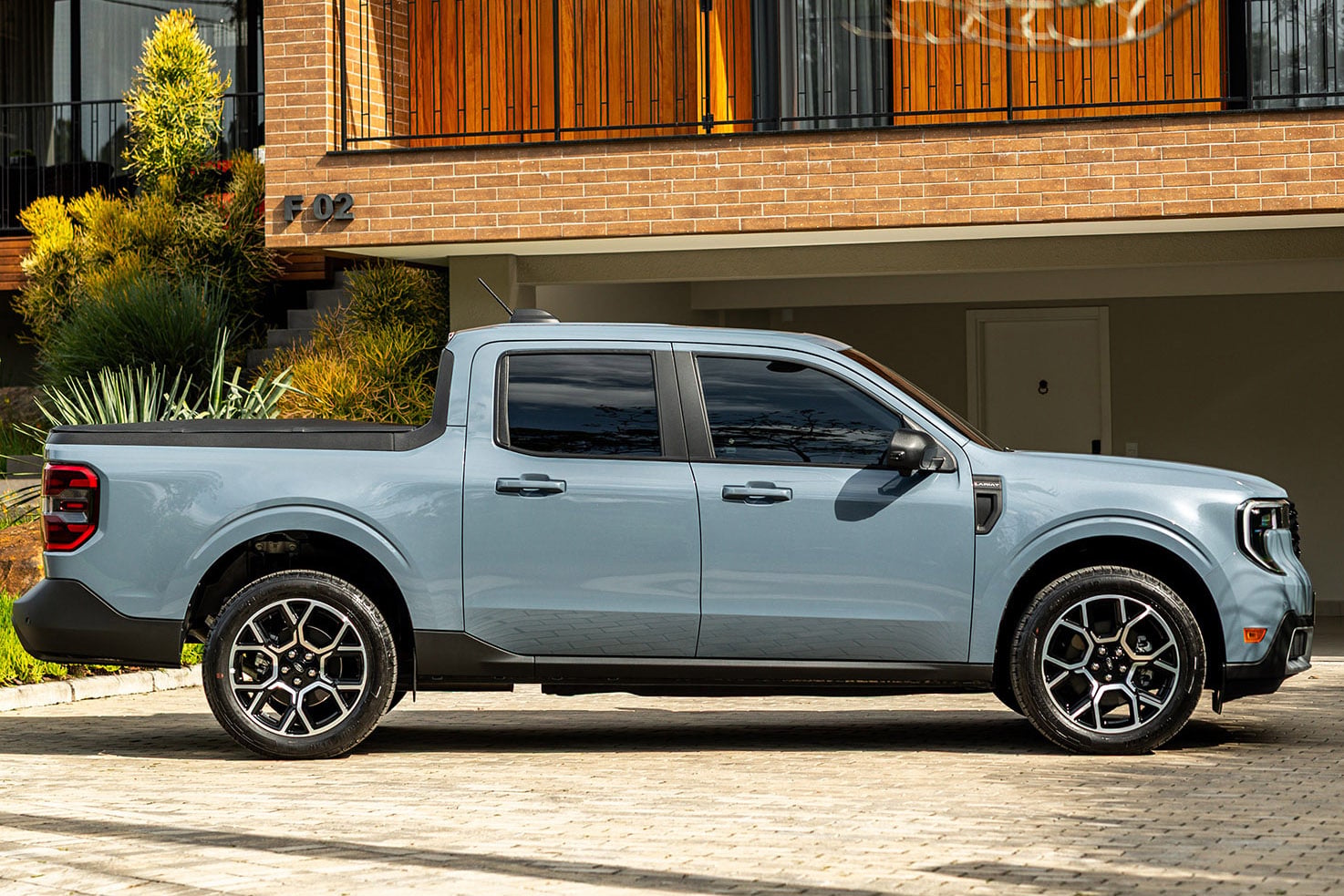 Ford Maverick Lariat 2