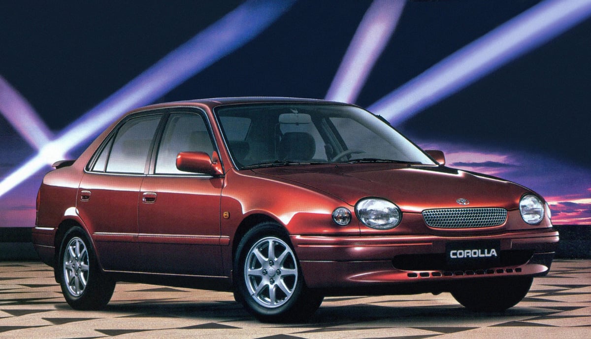 toyota corolla sedan vermelho oitava geração modelo europeu frente