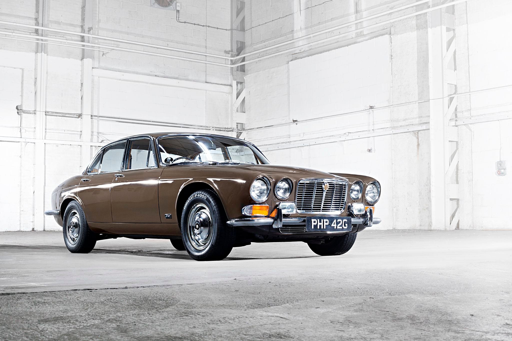 jaguar xj6 marrom frente parado jaguar xj6 marrom frente parado