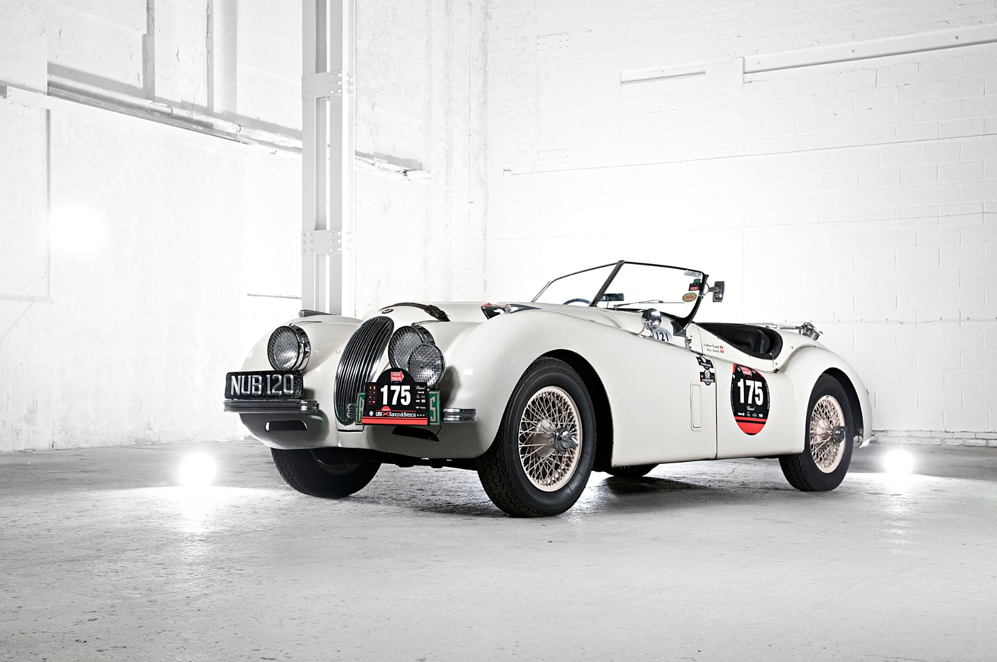 jaguar xk120 roadster branco frente parado jaguar xk120 roadster branco frente parado