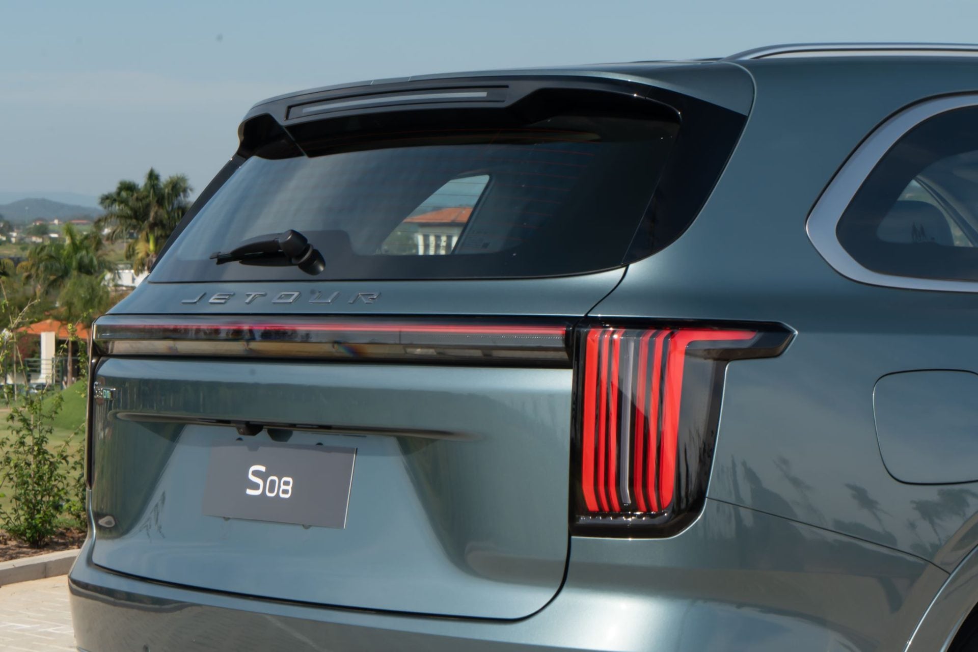 Jetour S08 Premium 2027 Cinza Azure detalhe traseira
