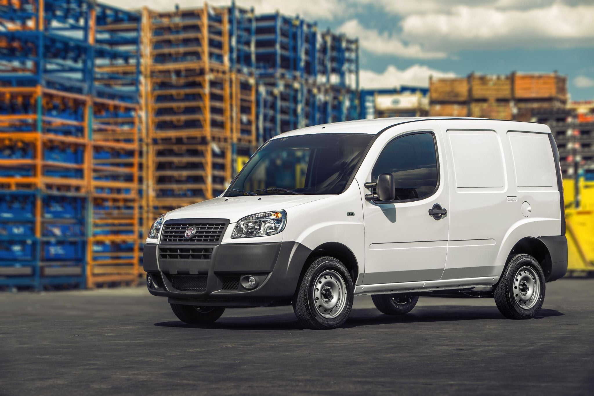 fiat doblo cargo 1 4 2014 branco frente parado fiat doblo cargo 1 4 2014 branco frente parado