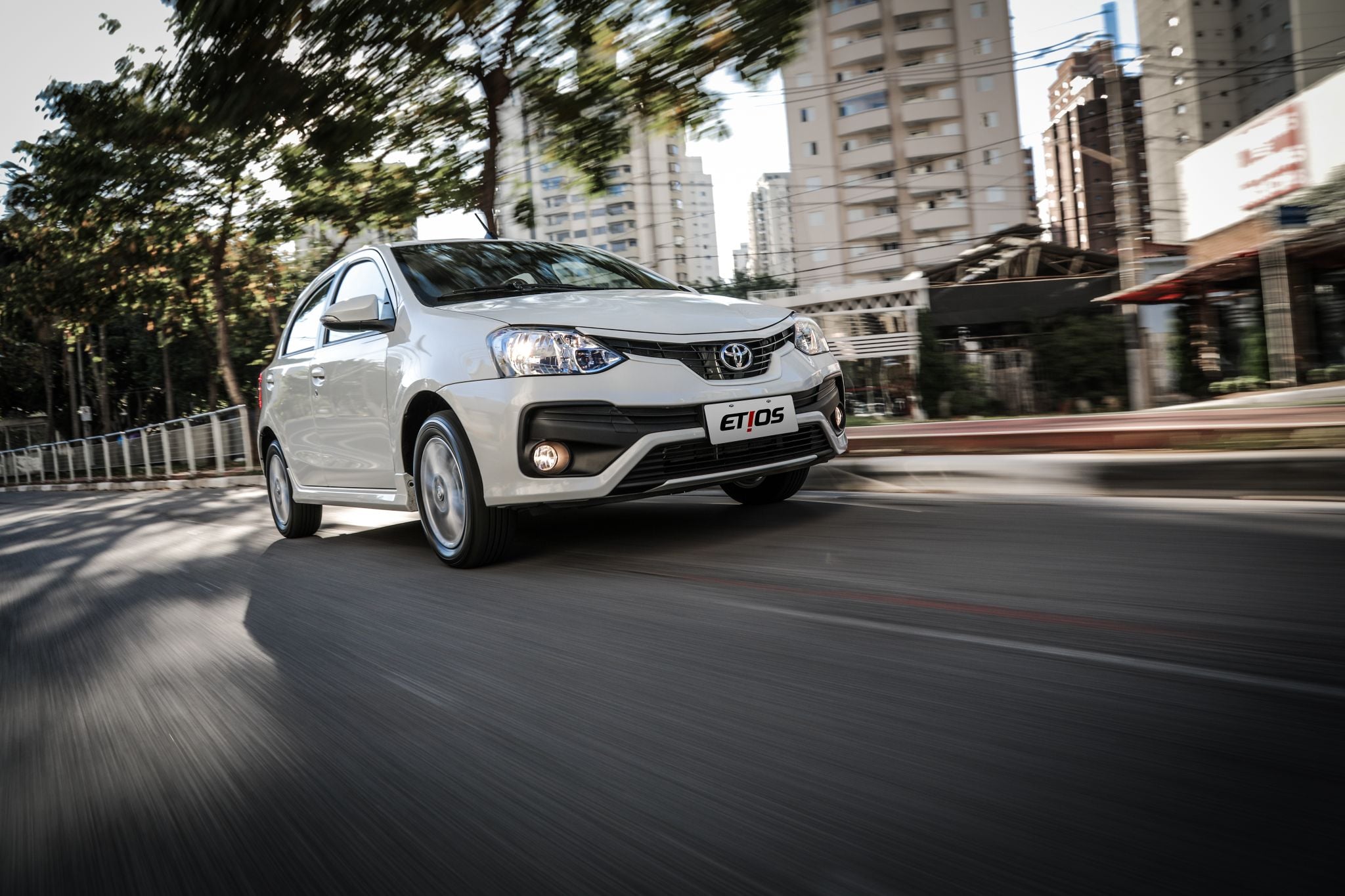 toyota etios hatchback 2017 branco frente em movimento toyota etios hatchback 2017 branco frente em movimento