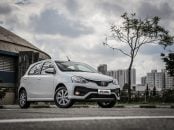 toyota etios hatchback 2017 branco frente parado