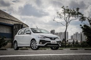 toyota etios hatchback 2017 branco frente parado