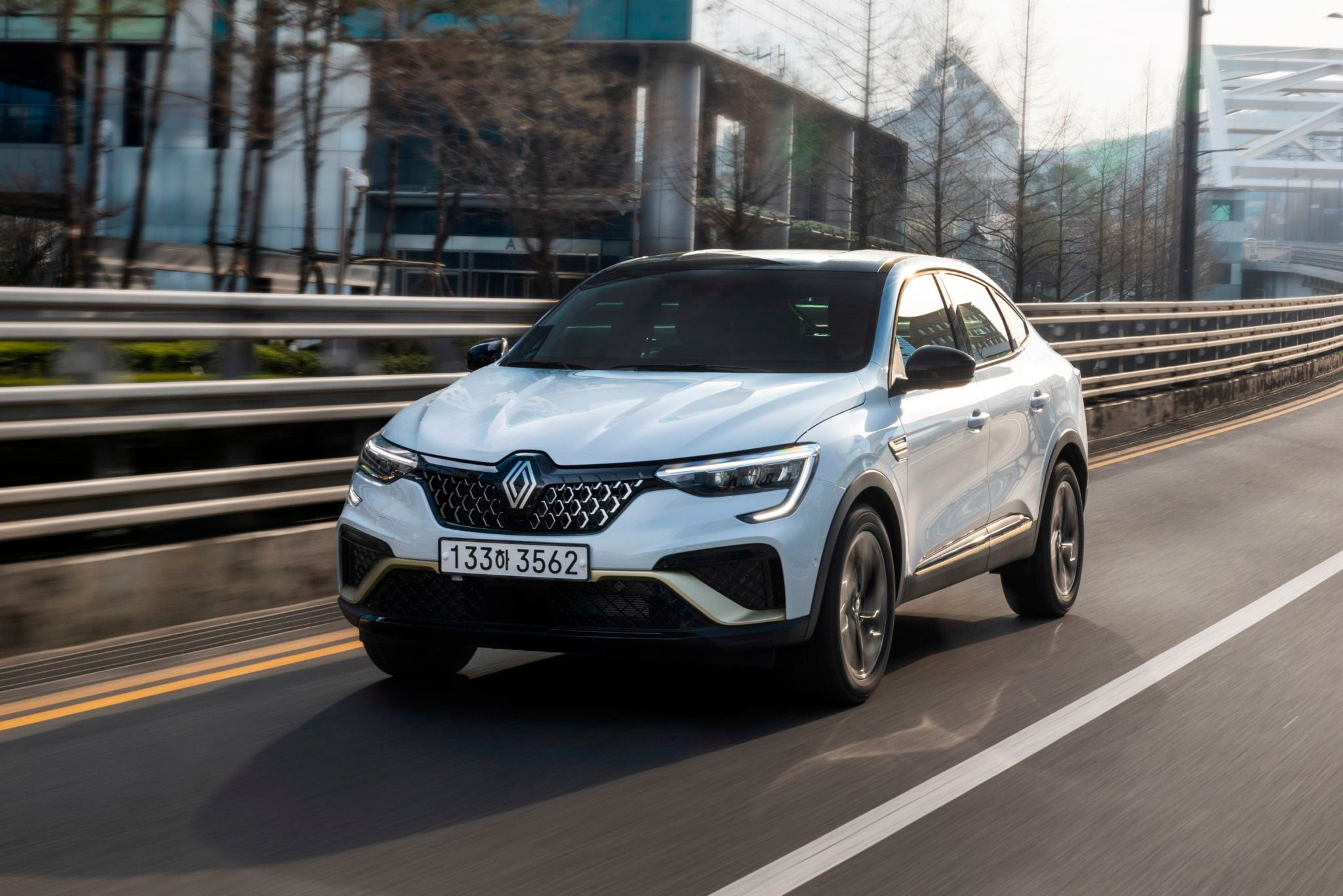 renault arkana branco frente em movimento