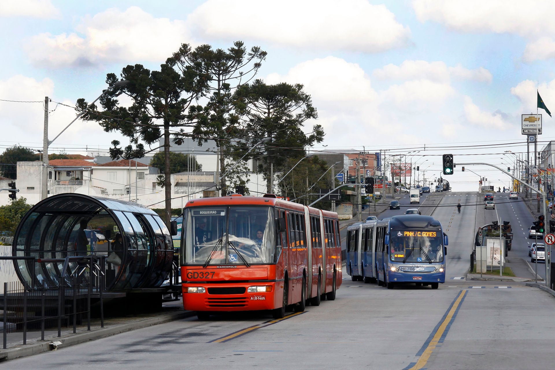 Curitiba: biarticulado e Ligeirão na canaleta exclusiva do BRT