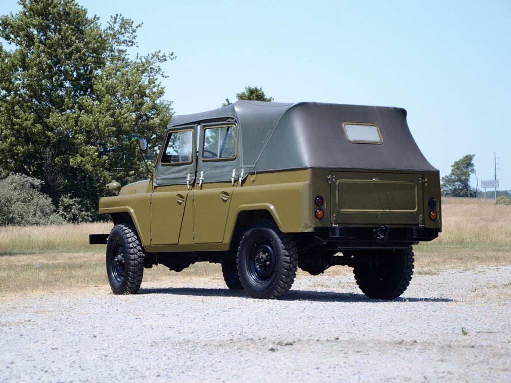 baw bj212 verde traseira parado