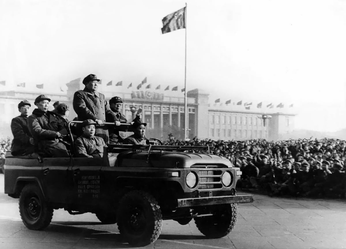beijing bj212 com mao tse tung e oficiais dentro