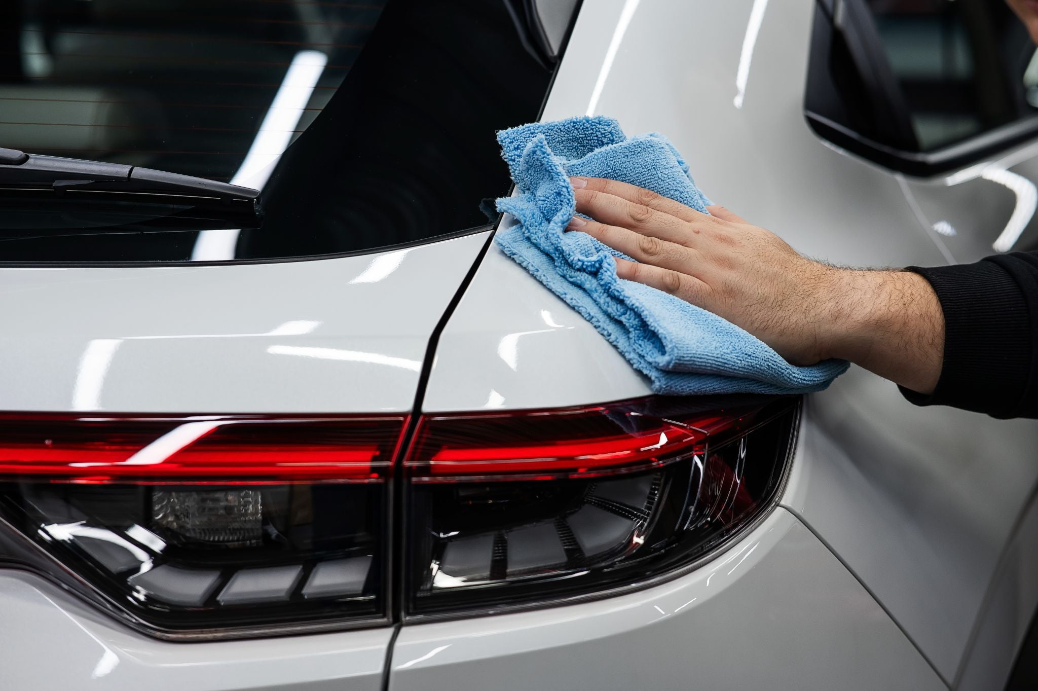 A,Mechanic,Wipes,The,Body,Of,A,White,Car,With