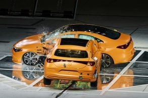 Der ultimative Crashtest: Wie Mercedes Benz die Sicherheit des neuen CLA beweist Mercedes Benz puts CLA safety to the ultimate real world test