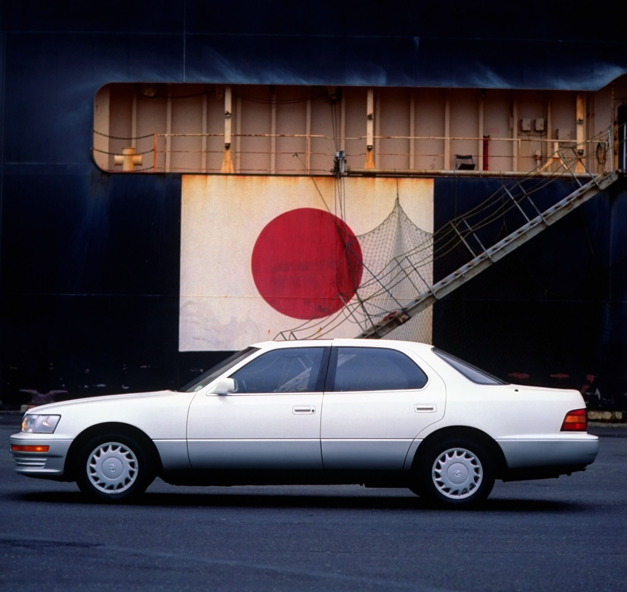 lexus ls 400 lateral com bandeira do japão