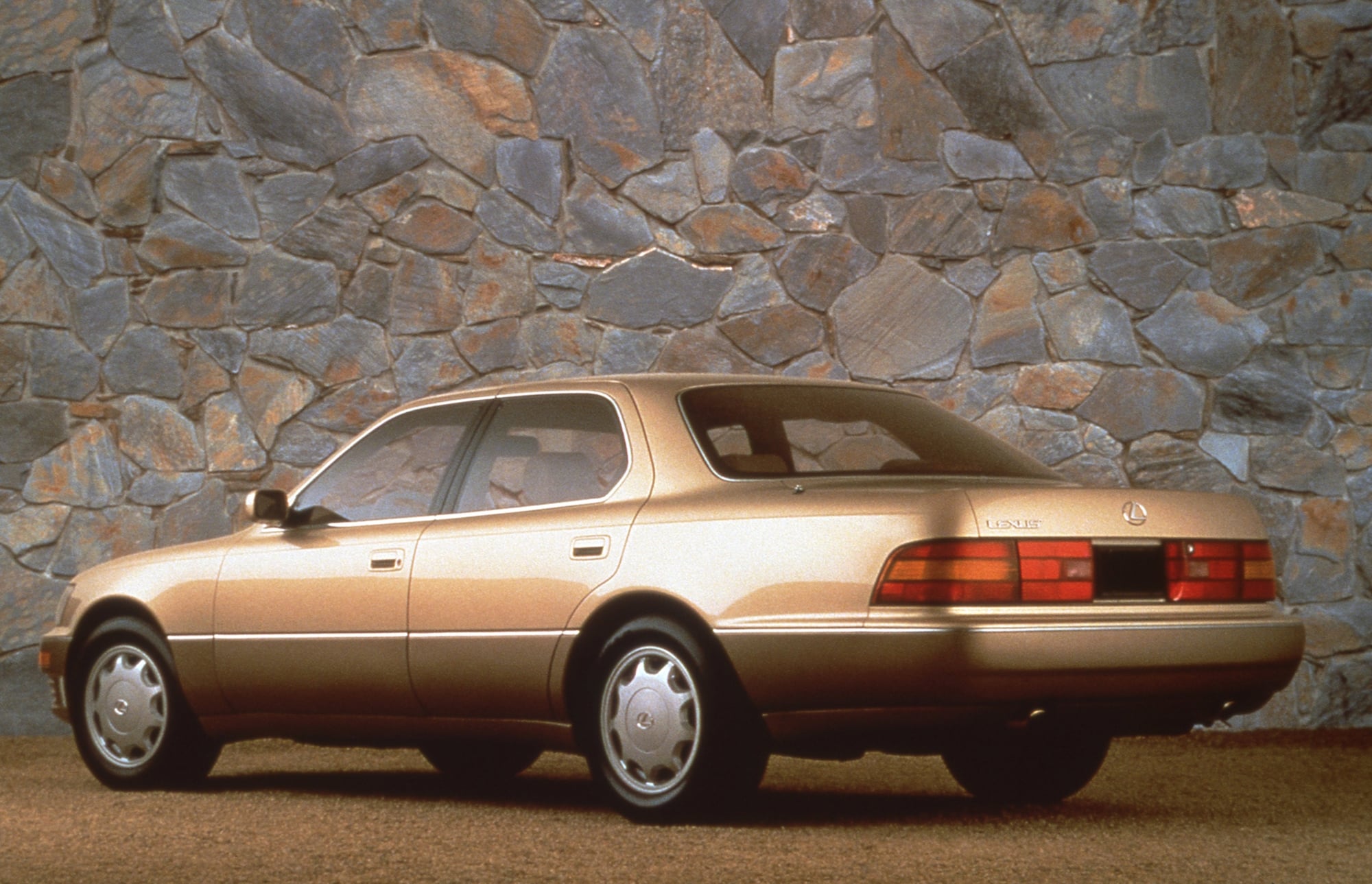 lexus ls 400 bege traseira
