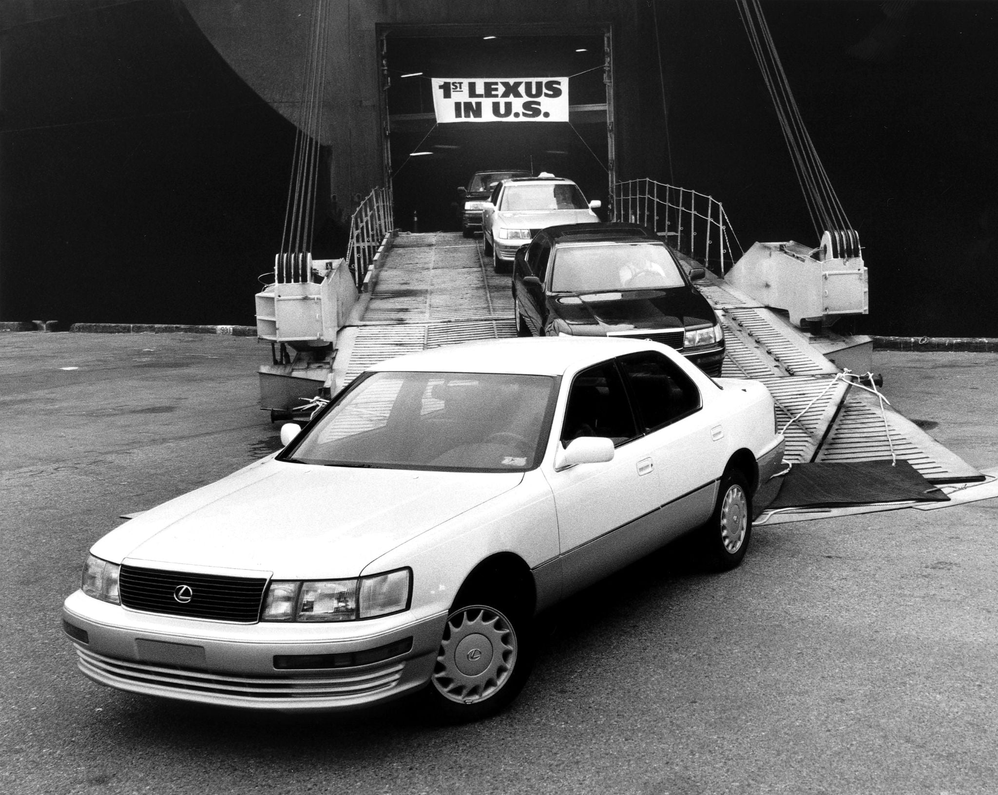 lexus ls400 desembarcando nos EUA