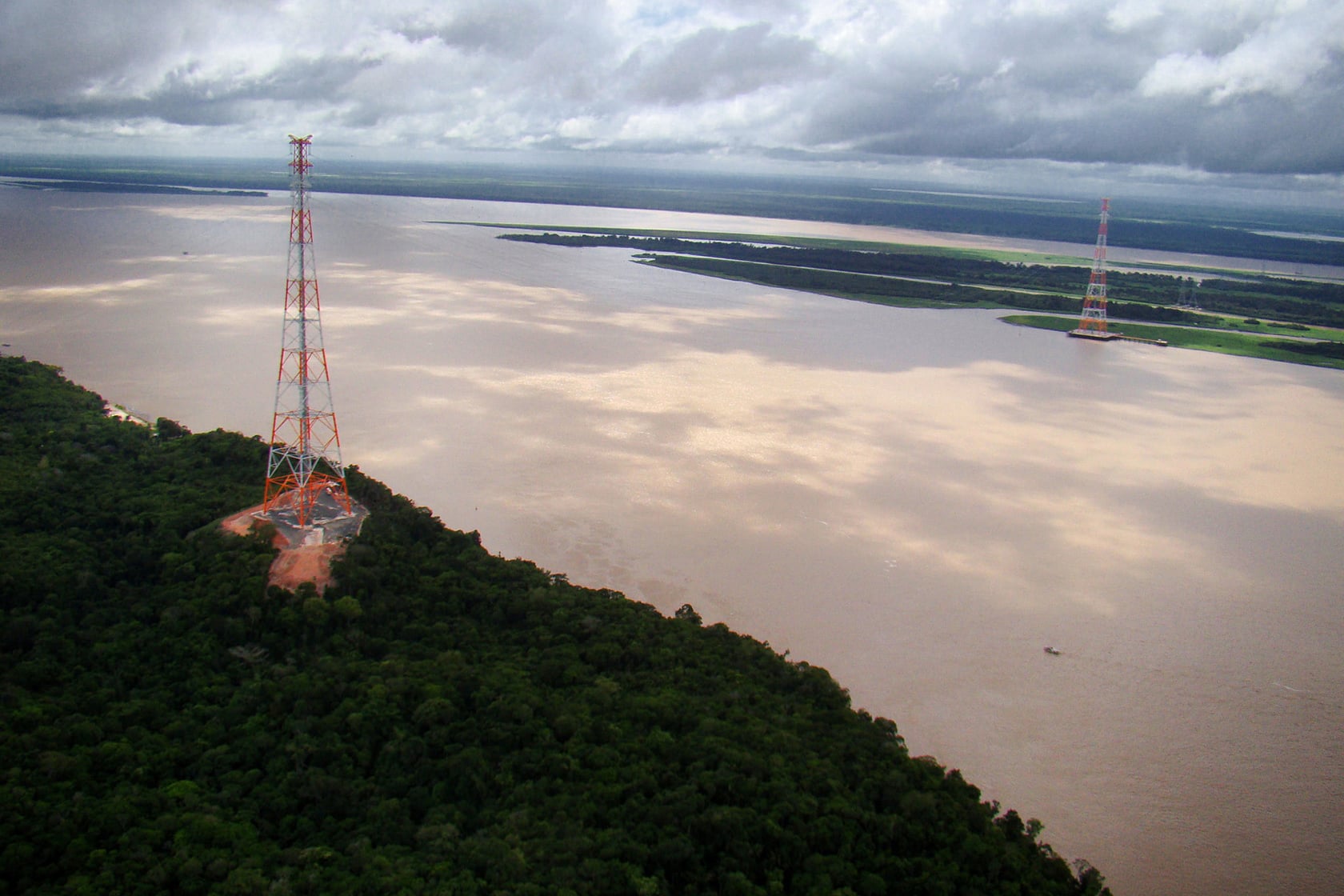 Torres do Linhão de Tucuruí sobre o rio Amazonas Torres do Linhão de Tucuruí sobre o rio Amazonas
