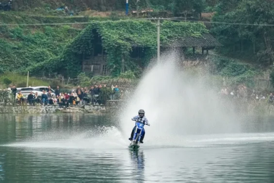 CEO da ZXMoto bate recorde mundial ao percorrer 40 km sobre a água com moto de motocross 2