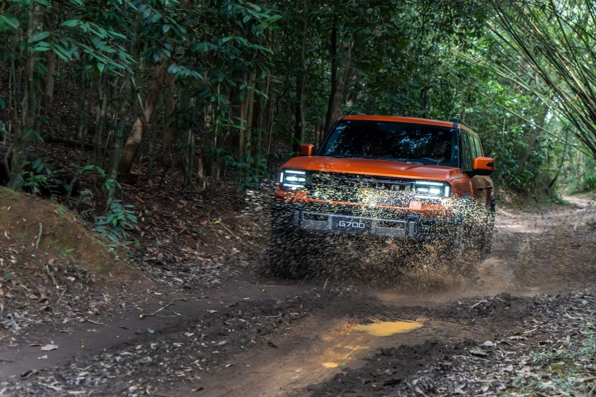 Jetour G700 laranja frente lama