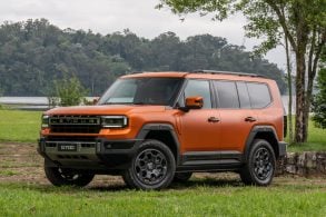 Jetour G700 laranja frente parado (2)