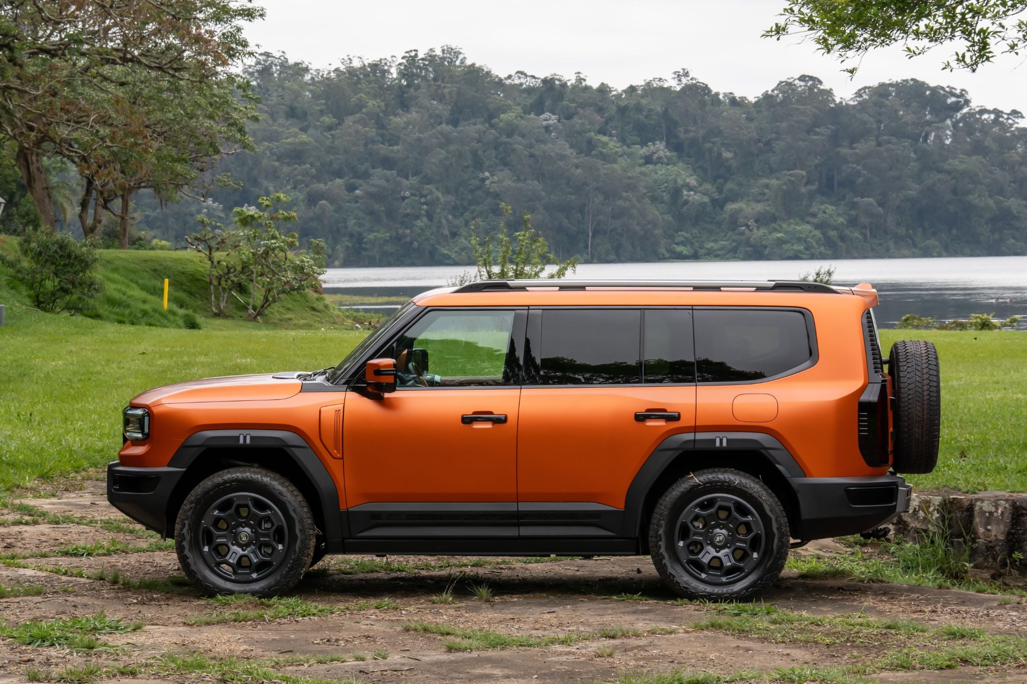 Jetour G700 laranja lateral parado (2)