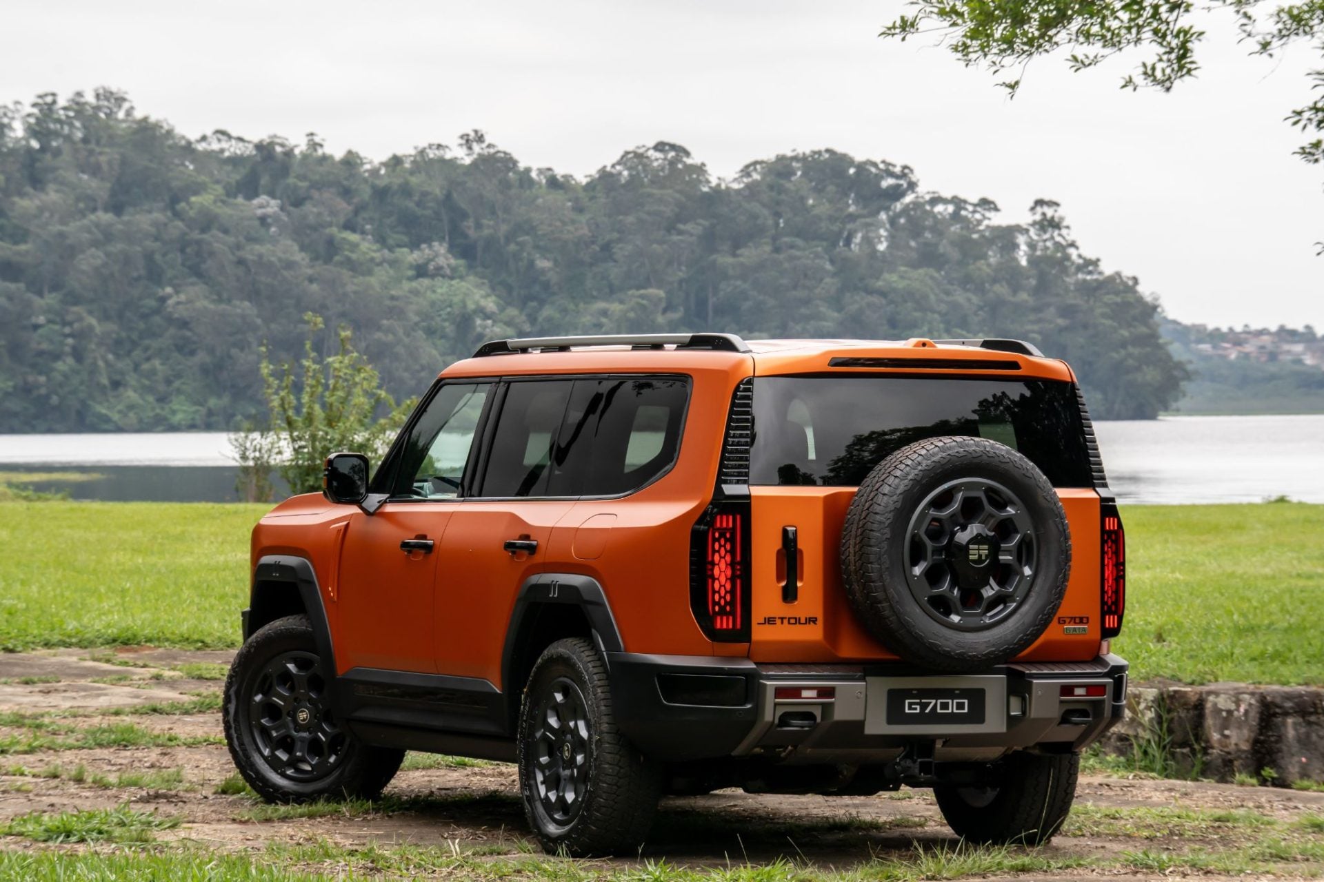 Jetour G700 laranja traseira parado (2)