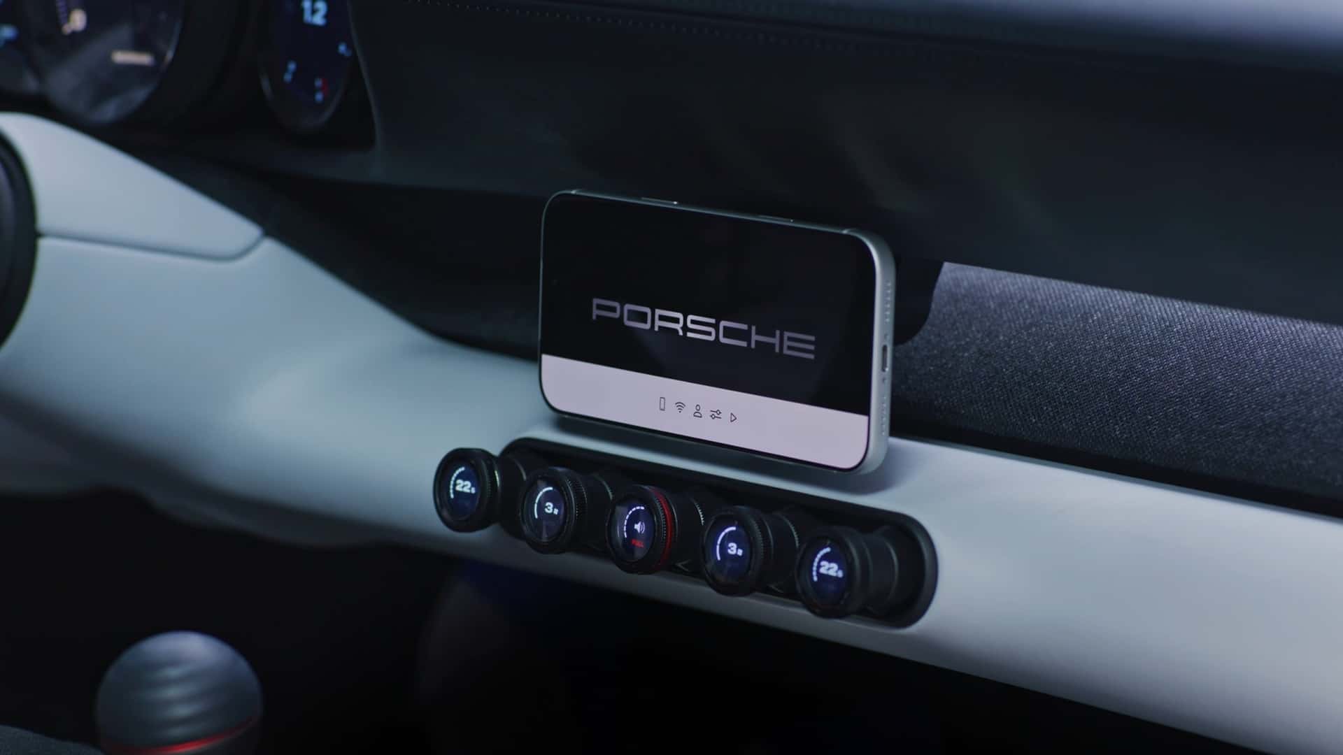 Porsche Mission S smartphone sendo usado como central multimídia