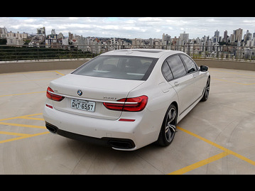 bmw bmw-750i-m-sport-44-v8-2018 traseira