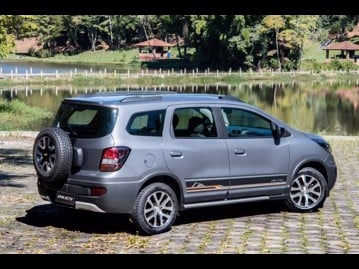 chevrolet spin-activ-18-flex-aut-2017 traseira