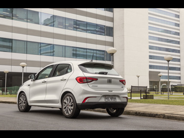 fiat argo-precision-18-at6-16v-flex-4p-2018 traseira