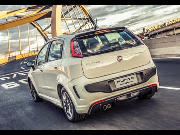fiat punto-blackmotion-18-16v-flex-2015 traseira