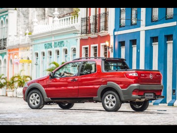 fiat strada-trekking-16-16v-flex-cab-dupla-2015 lateral