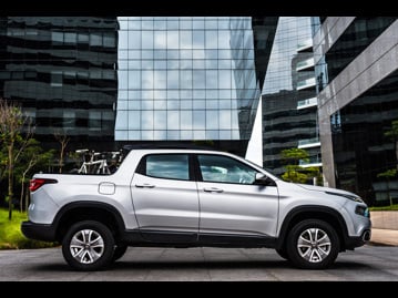 fiat toro-freedom-18-at6-4x2-flex-2017 lateral
