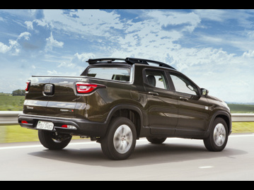 fiat toro-freedom-20-diesel-at9-4x4-2019 traseira