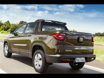 fiat toro-freedom-20-diesel-mt6-4x4-2018 traseira