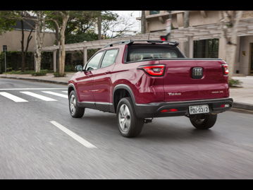 fiat toro-freedom-24-tigershark-at9-flex-2018 traseira