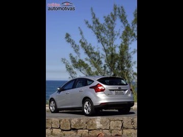 ford focus-hatch-se-plus-20-powershift-2016 traseira