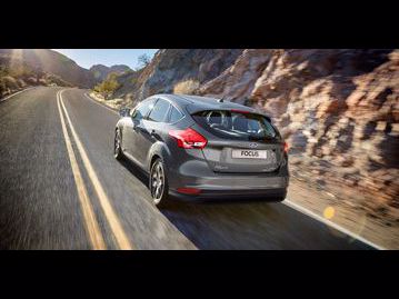 ford focus-hatch-titanium-20-powershift-2017 traseira
