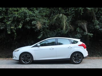 ford focus-hatch-titanium-plus-20-16v-powershift-aut-2015 lateral