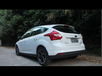 ford focus-hatch-titanium-plus-20-16v-powershift-aut-2015 traseira