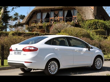 ford new-fiesta-sedan-16-se-powershift-aut-2016 traseira