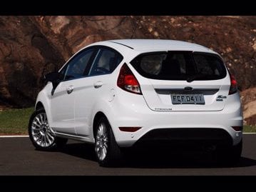 ford new-fiesta-titanium-16-16v-powershift-2015 traseira