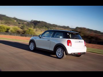 mini cooper-15-aut-2p-2017 traseira