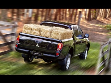 mitsubishi l200-triton-32-didh-glx-4wd-2017 traseira