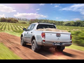 mitsubishi l200-triton-outdoor-hls-24-flex-2017 traseira