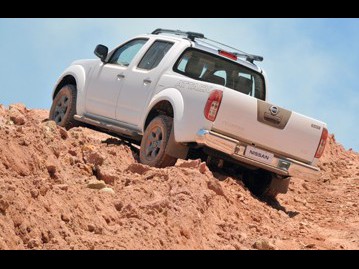 nissan frontier-25-td-cd-sv-attack-4x4-aut-2016 traseira