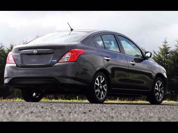 nissan versa-10-12v-flex-2016 traseira