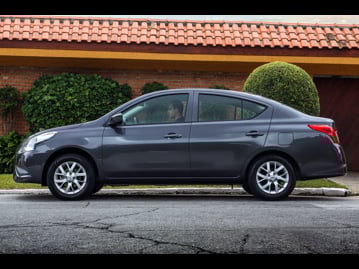nissan versa-16-16v-sl-2016 lateral